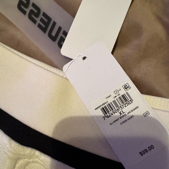 Guess mini skirt - Picture 5 of 8